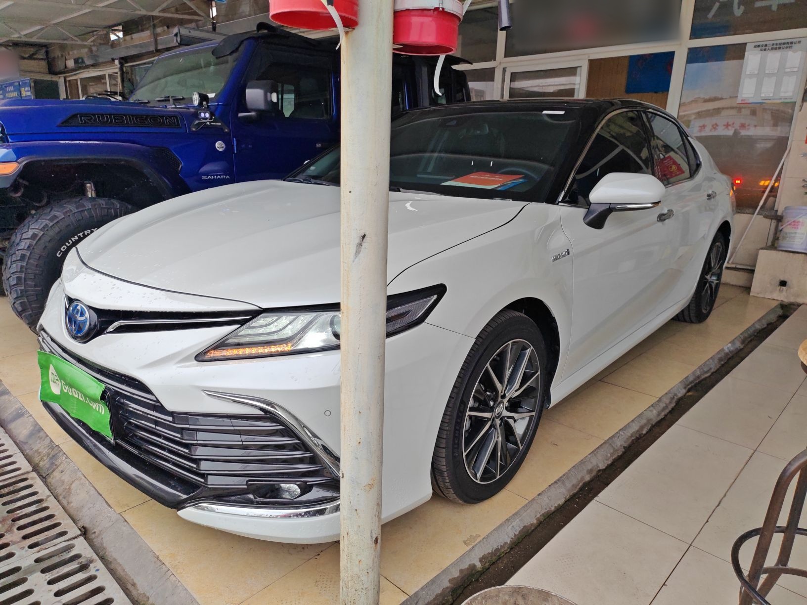 تحت مقدمة السيارة