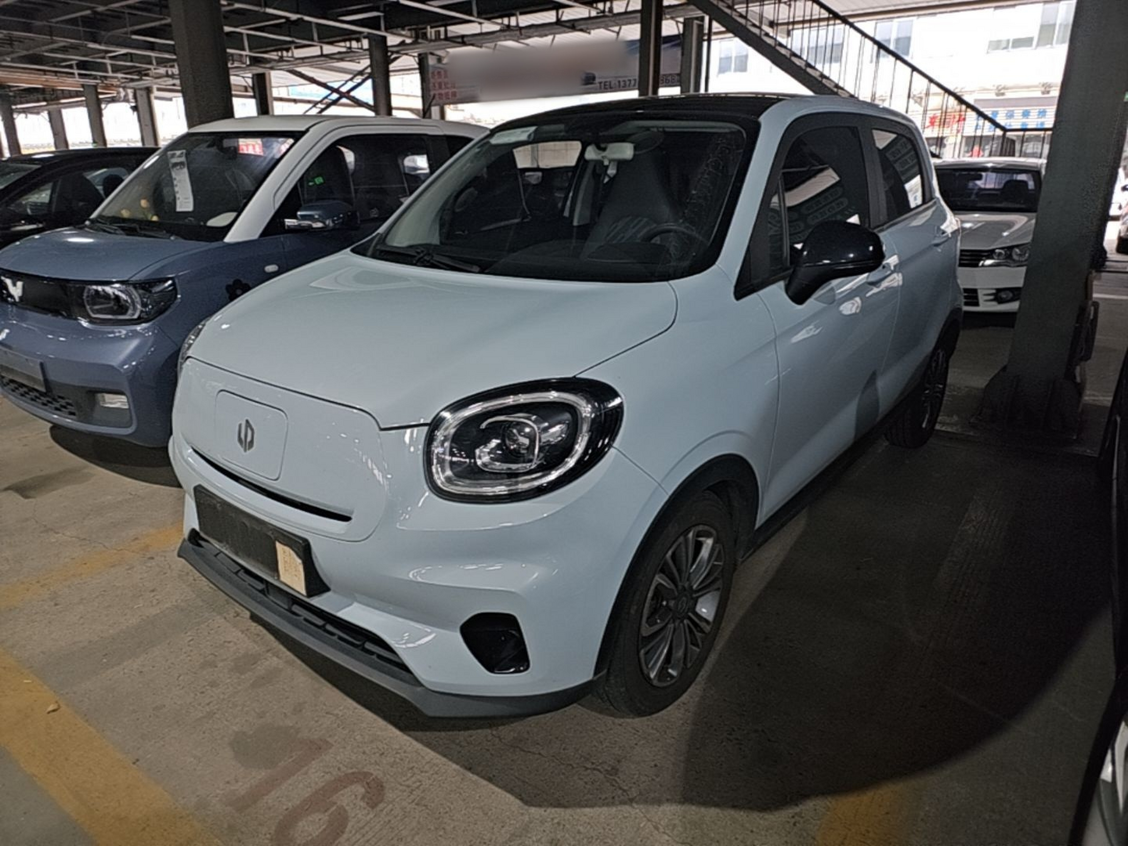 تحت مقدمة السيارة