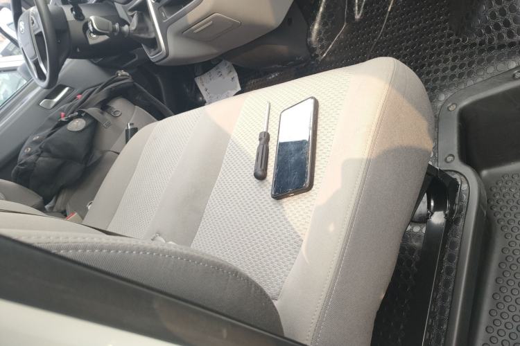 Used SAIC MAXUS Xintu V80 2023 2.0T Manual Classic City Delivery King Short Wheelbase Mid-Roof 3-Seater