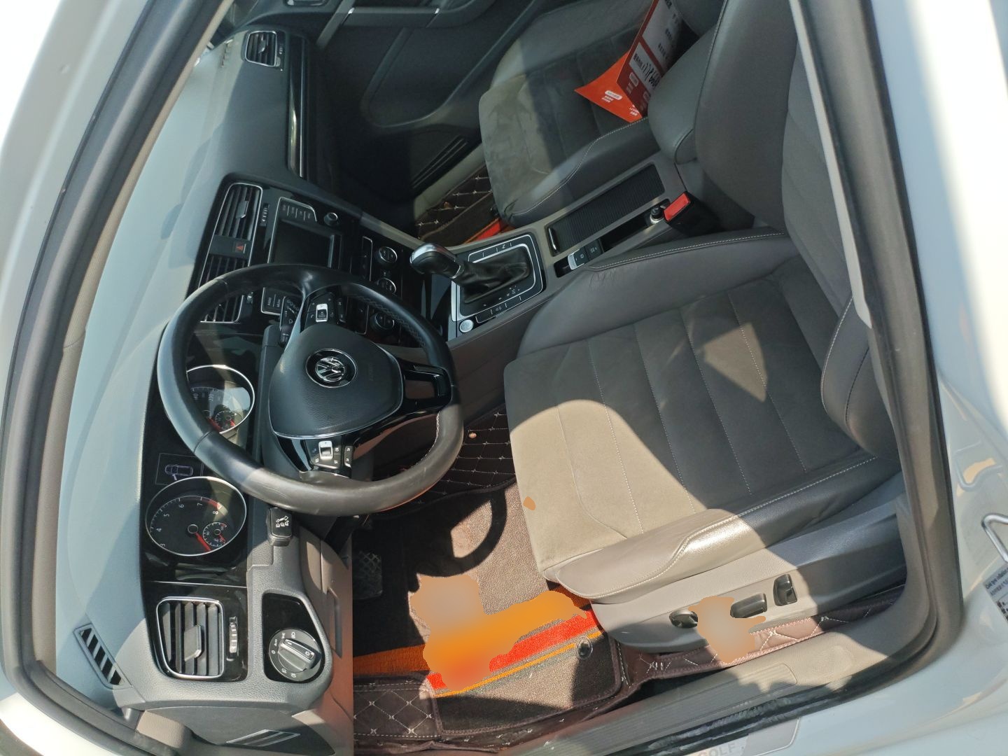 Переднее сиденье в автомобиле