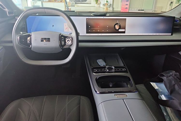 Used Geely Galaxy E8 2025 700 km Long-Range Intelligent Driving Version Center Console