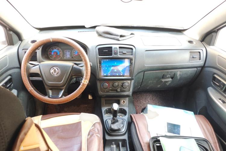 Used Dongfeng Fengon 330 2014 1.5L Manual Utility Version DK15 Center Console