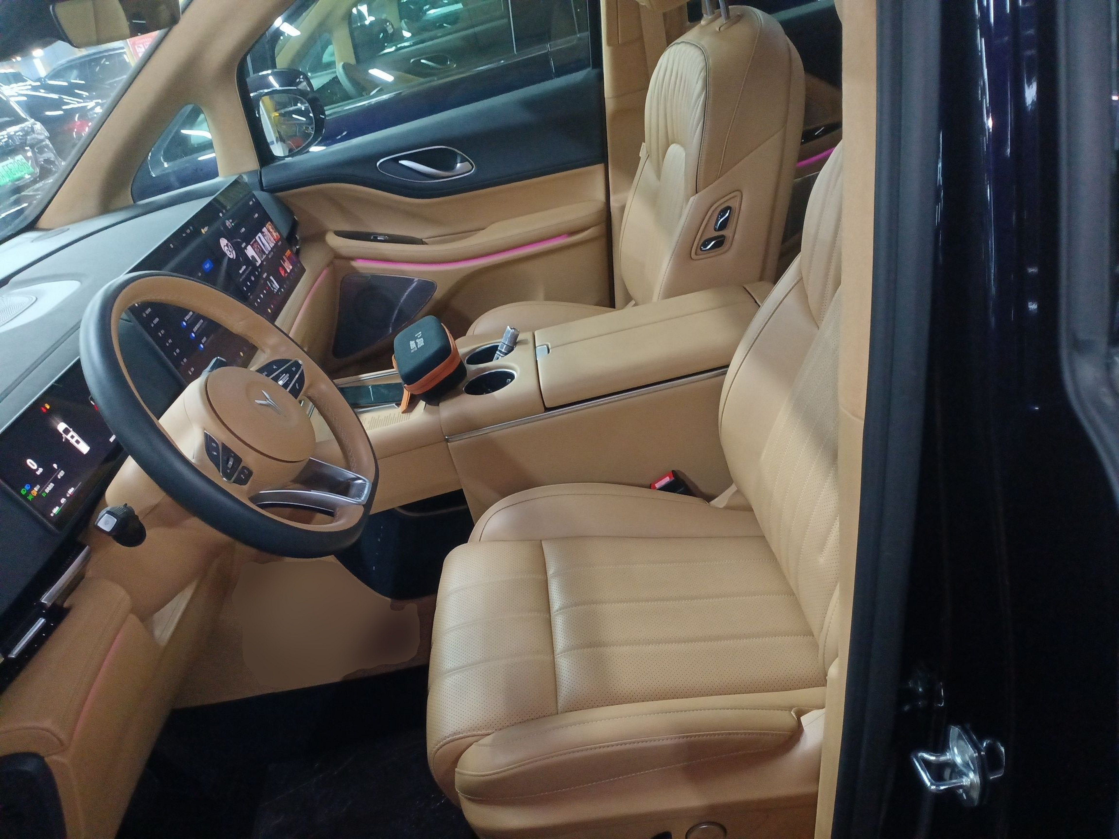 المقاعد الأمامية داخل السيارة