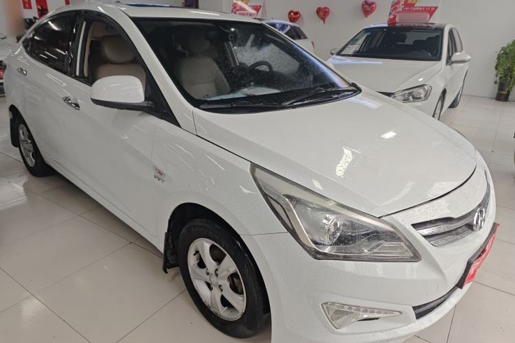 Used Hyundai Verna (older generation) 2014 1.4L Automatic Leading-Edge GLX Front Right 45 Deg