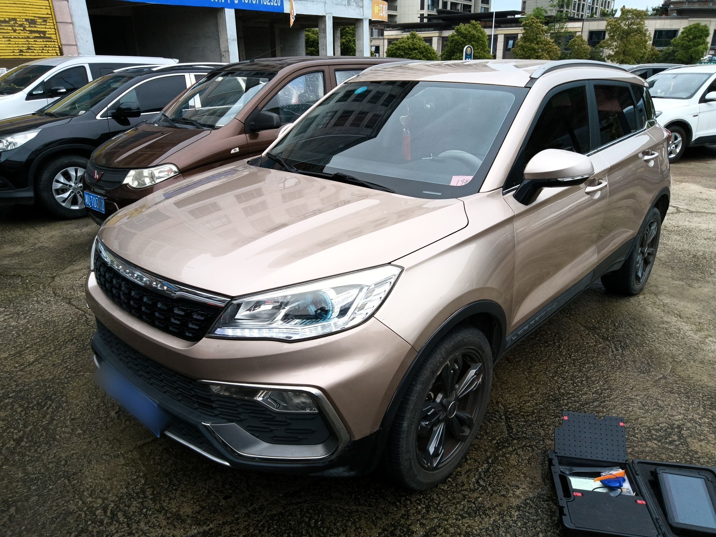 تحت مقدمة السيارة