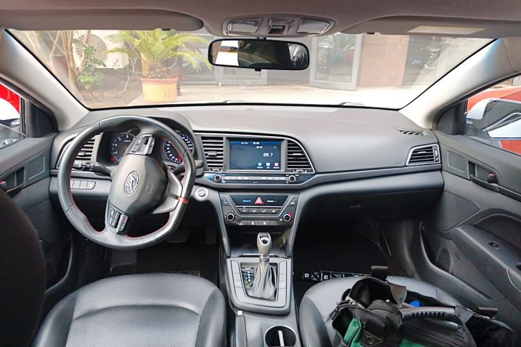 Used Hyundai Elantra (6th Generation / Lingdong) 2018 1.4T Dual-Clutch Xuan Dong · Dynamic Edition Center Console