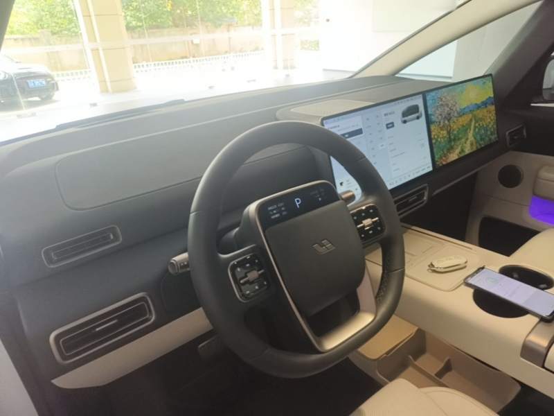 Used Li Auto MEGA 2025 Home Family Special Edition — 9