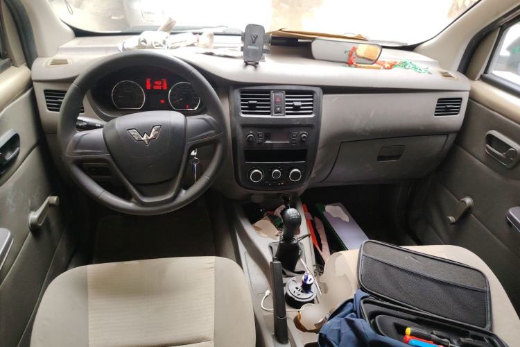 Used Wuling Rongguang V 2015 1.5L Practical Version Center Console
