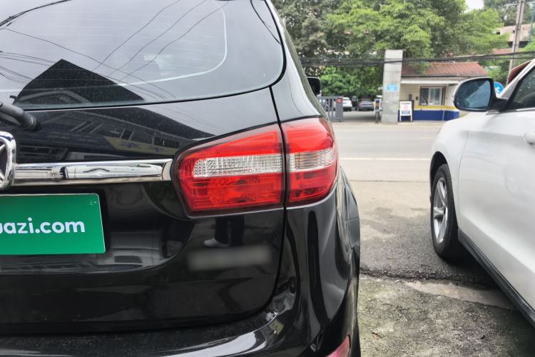 Used JMC Yusheng S350 2014 2.4T Automatic 2WD Diesel Luxury Version with Sunroof 7 Seats Right Rear Taillight