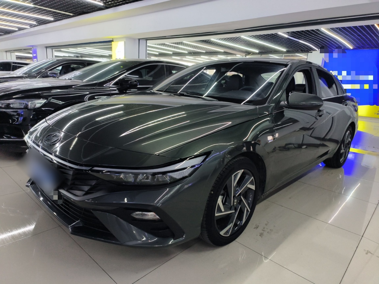 تحت مقدمة السيارة