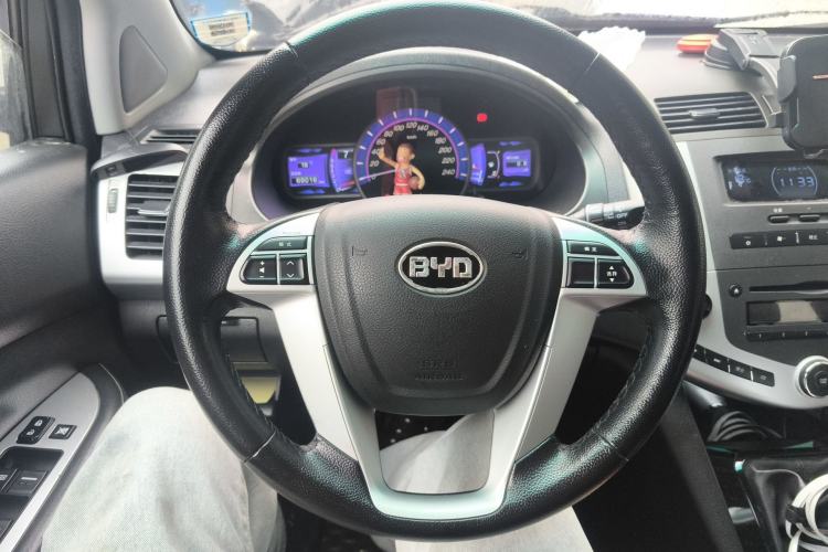 Used BYD S6 2014 2.0L Manual Luxury 5-Seater Steering Wheel