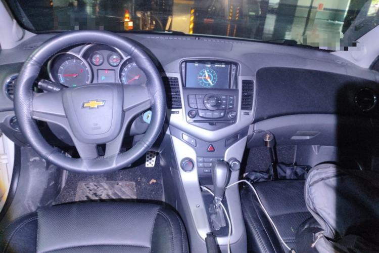 Used Chevrolet Cruze 2012 1.8L SE AT Center Console