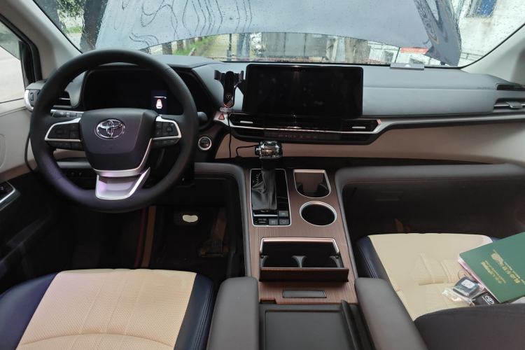 Used Toyota SIENNA 2024 2.5L Hybrid Comfort Edition Center Console