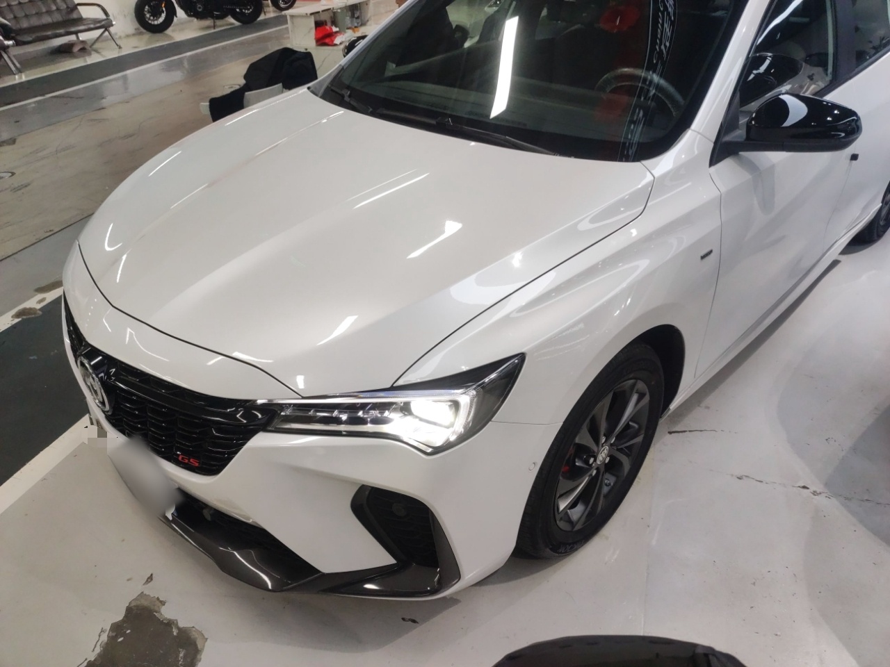 Под передней частью автомобиля