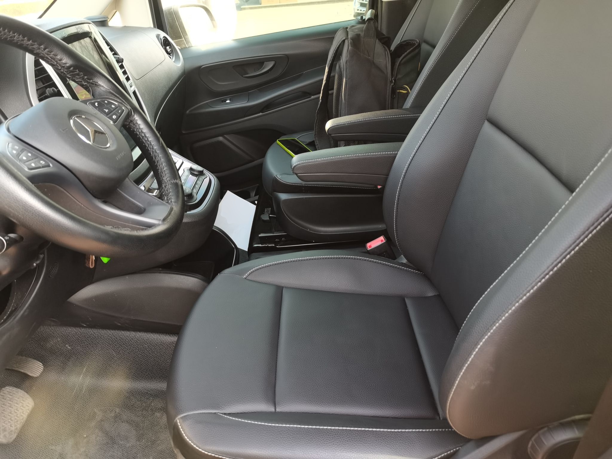 Переднее сиденье в автомобиле