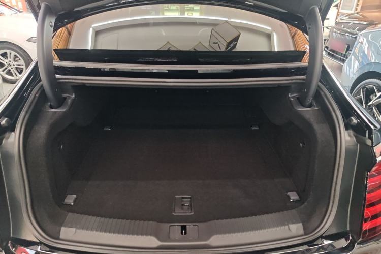 Used Hongqi H9 2025 Model Facelifted 2.0T Two-Wheel Drive Flag-Style Luxury Business Edition, 5 Seats