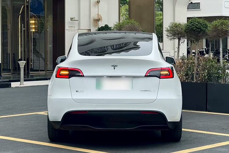 Used Tesla Model Y 2023 Long-Range All-Wheel-Drive Version
