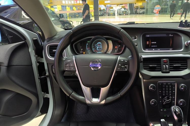 Used Volvo V40 2014 2.0T Zhiya Edition
