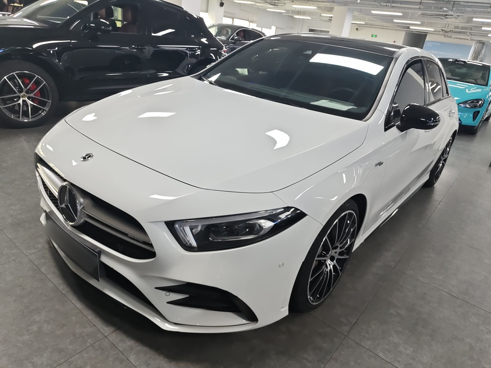 تحت مقدمة السيارة