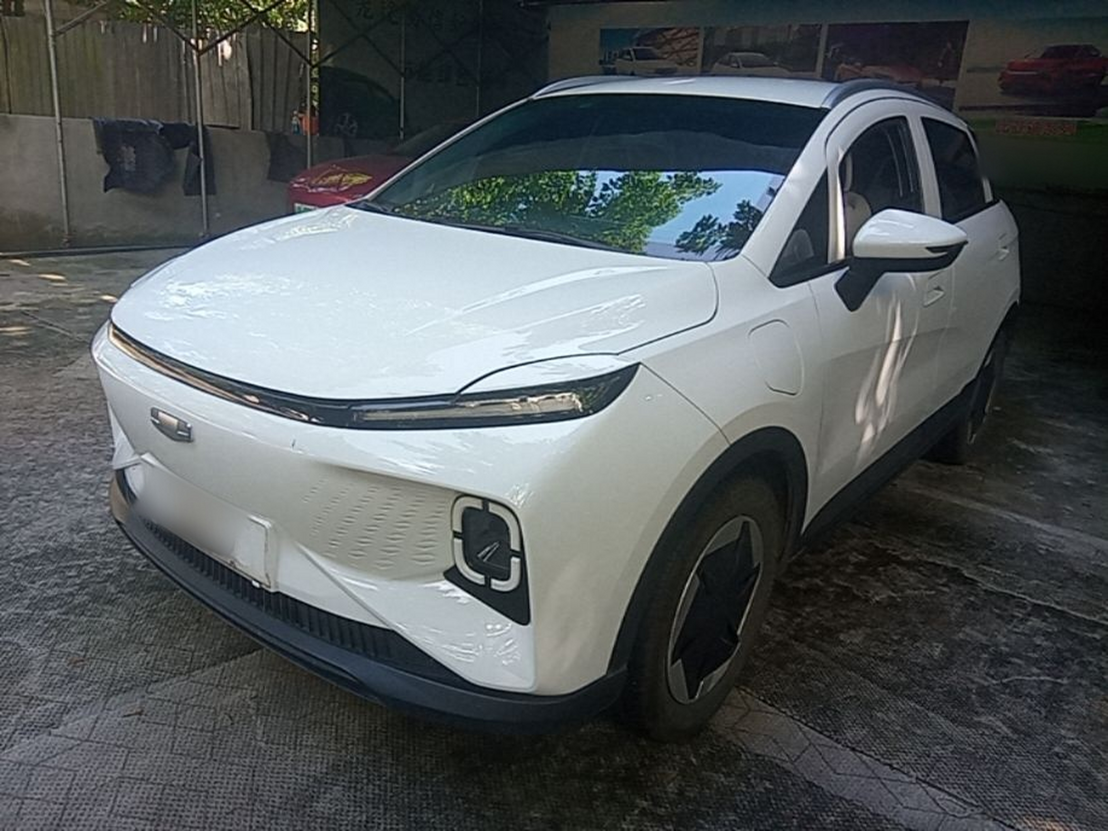 Под передней частью автомобиля