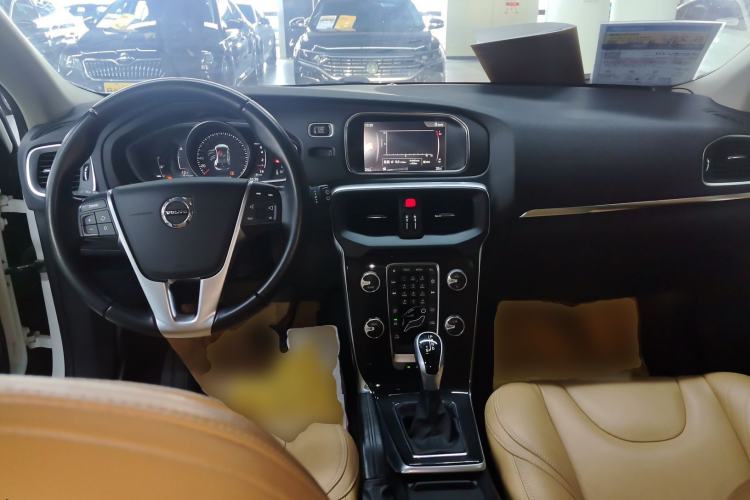 Used Volvo V40 2017 T3 Zhiyi Edition
