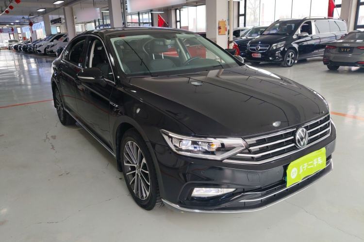 Used Volkswagen Magotan 2020 330TSI DSG Luxury Edition Front Right 45 Deg