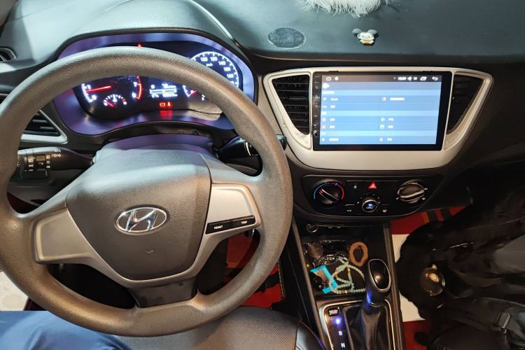 Used Hyundai Verna (new generation) 2016 1.4L Automatic Cool Edition GLS Center Console