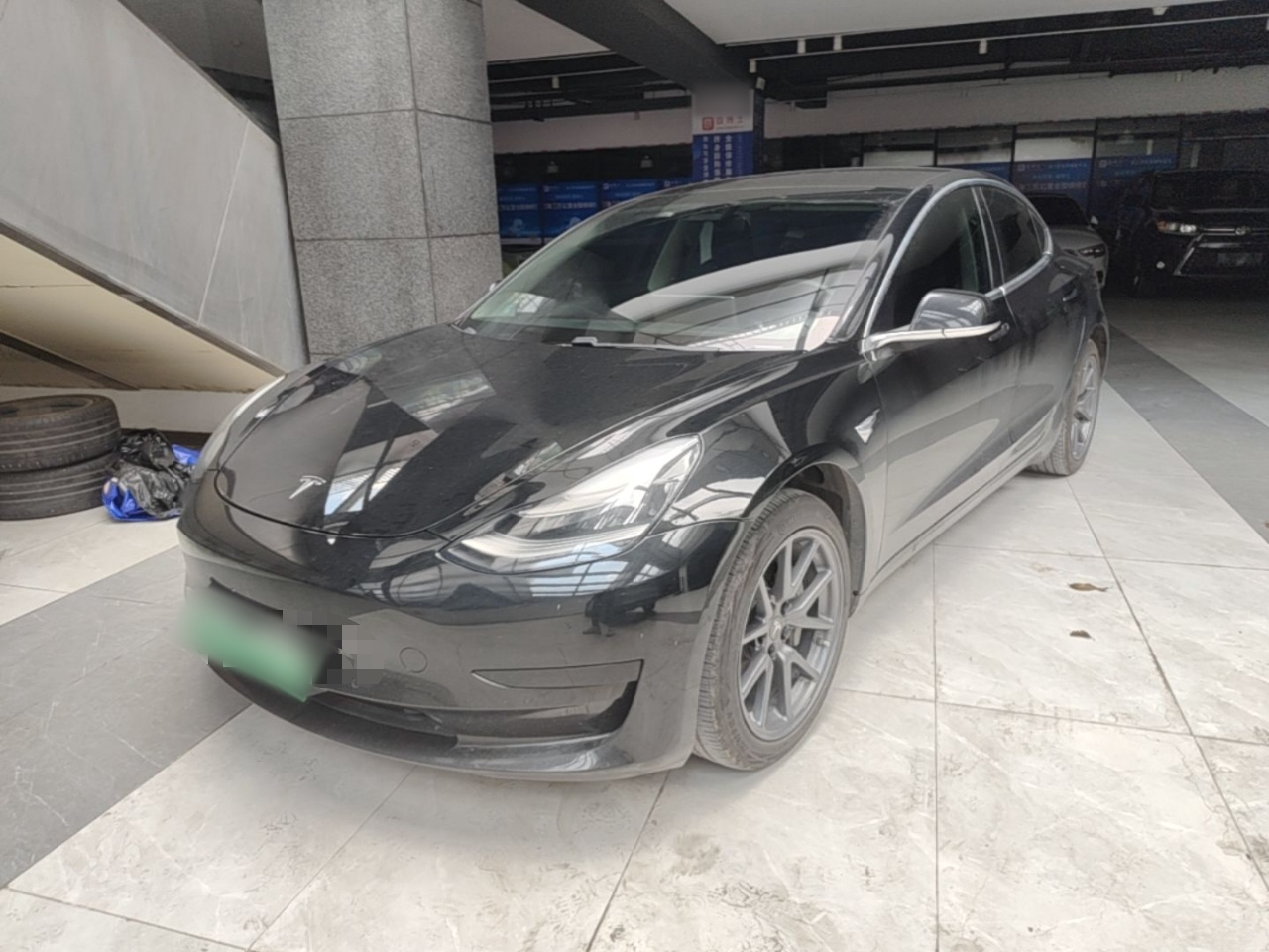 Под передней частью автомобиля