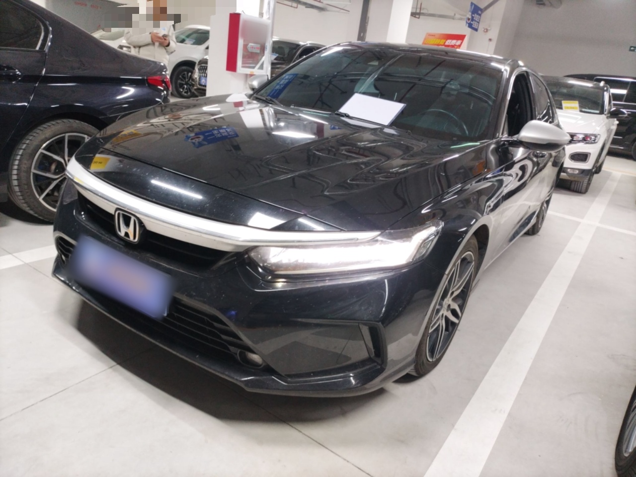 تحت مقدمة السيارة