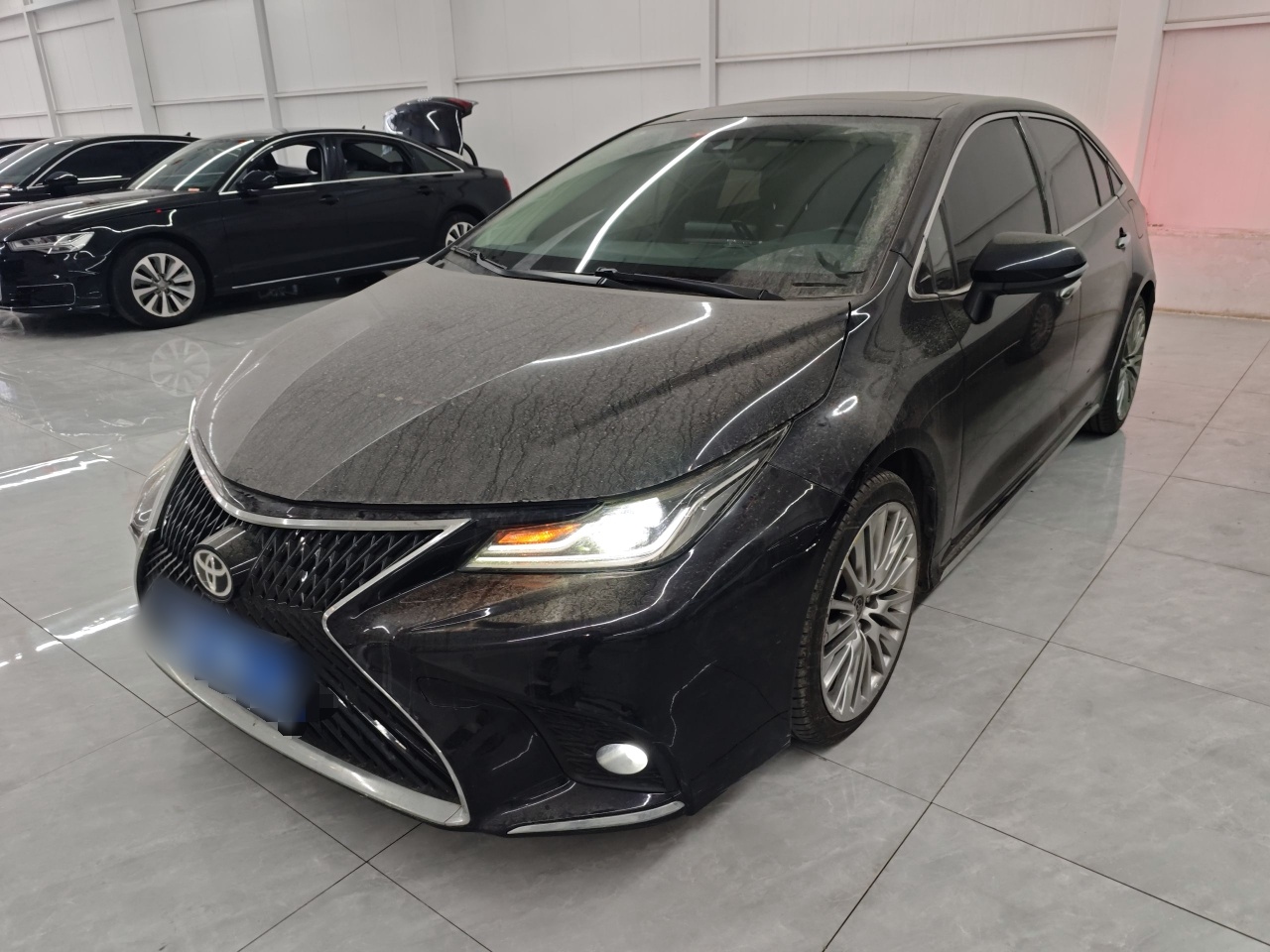 تحت مقدمة السيارة