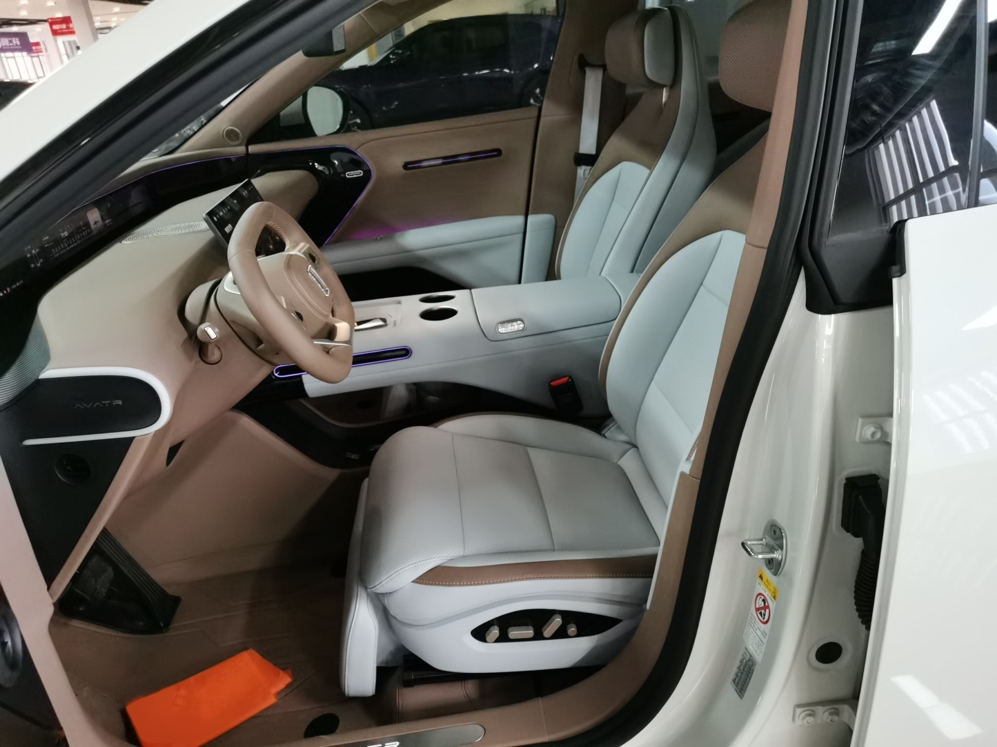 المقاعد الأمامية داخل السيارة