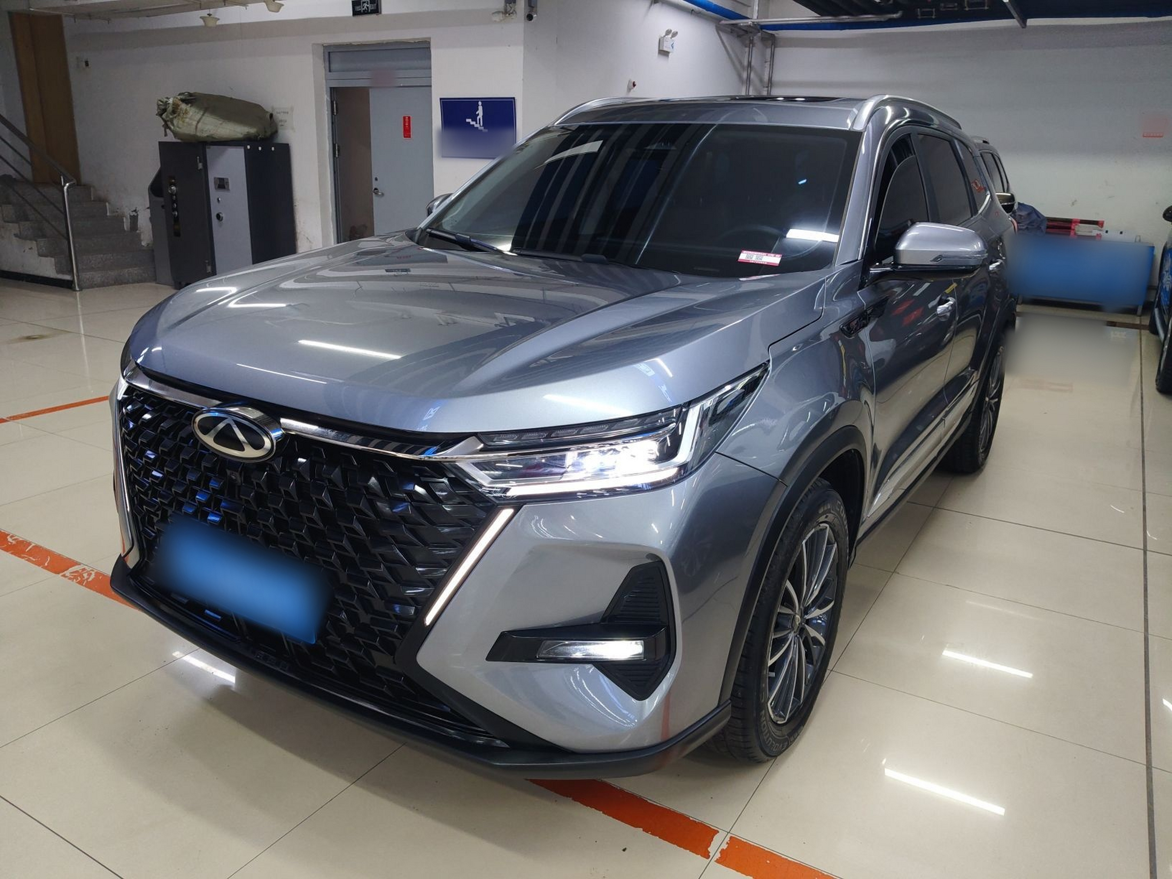 Под передней частью автомобиля