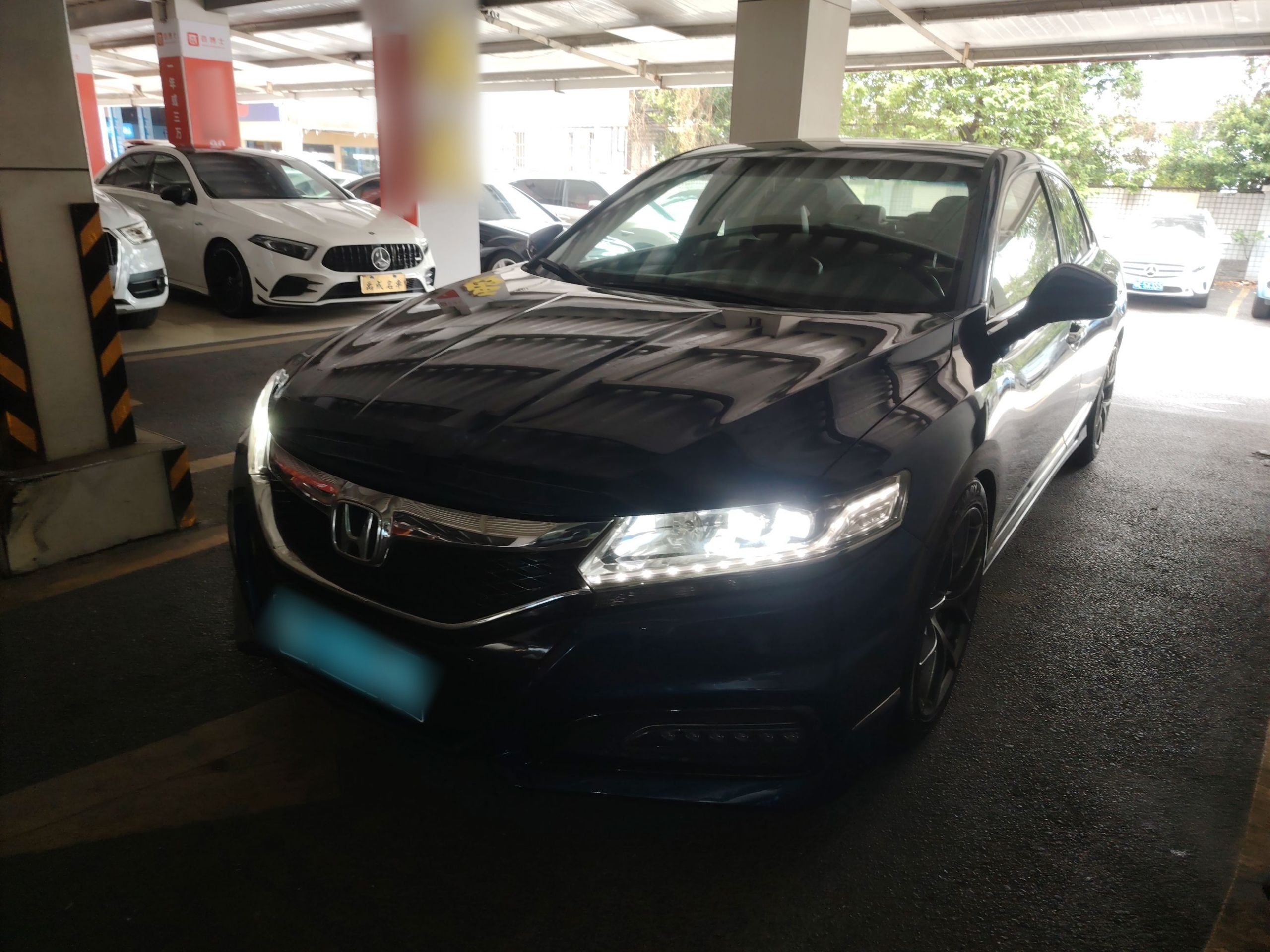 تحت مقدمة السيارة