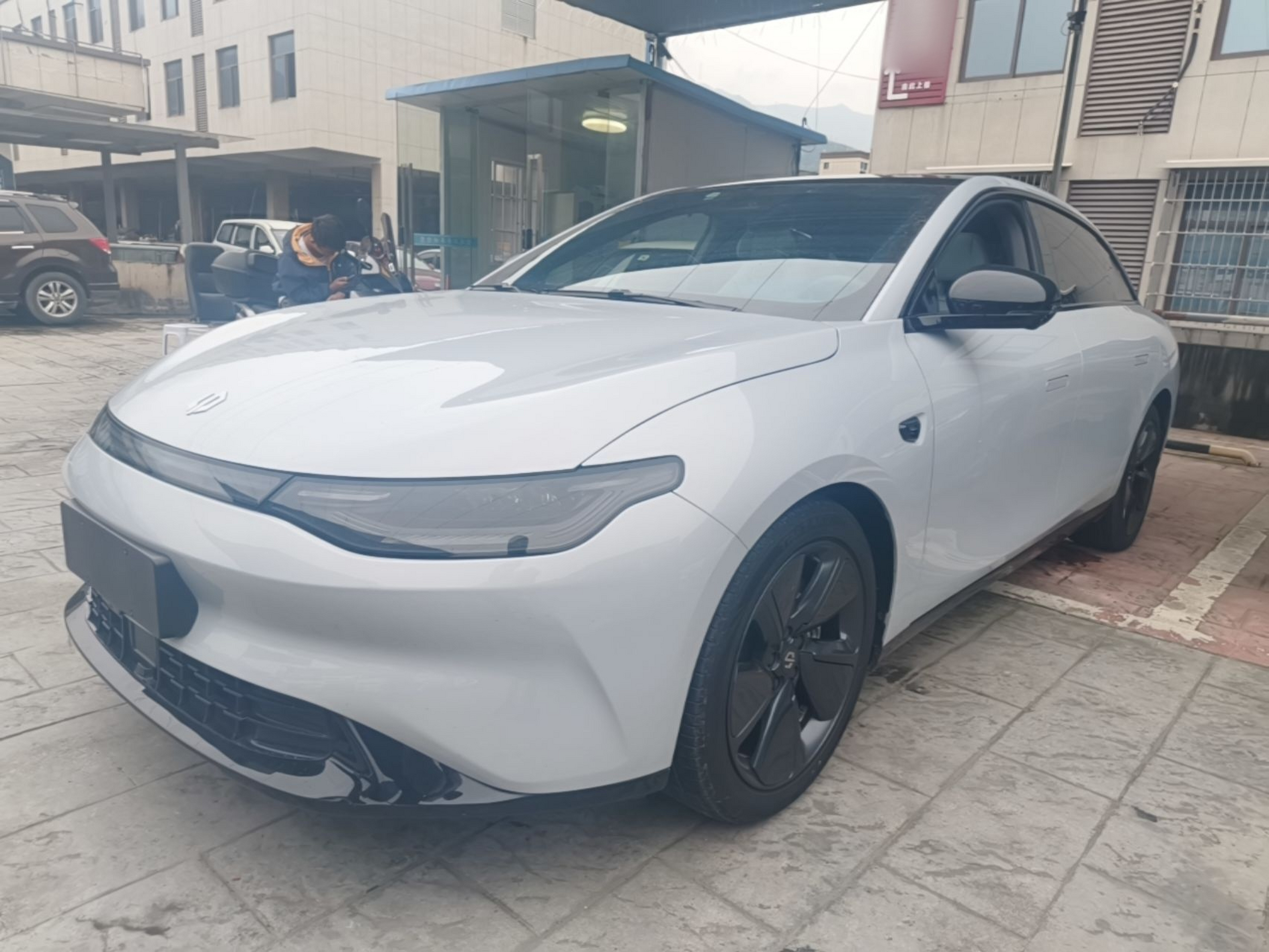 Под передней частью автомобиля