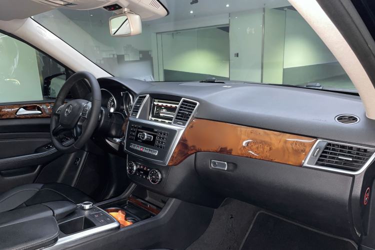Used Mercedes-Benz M-Class 2014 ML 400 4MATIC Dynamic Model Interior 5