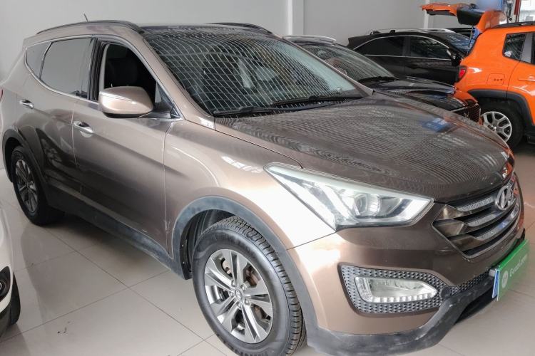 Used Hyundai Santa Fe 2013 2.4L Automatic Two-Wheel Drive Smart Version Front Right 45 Deg