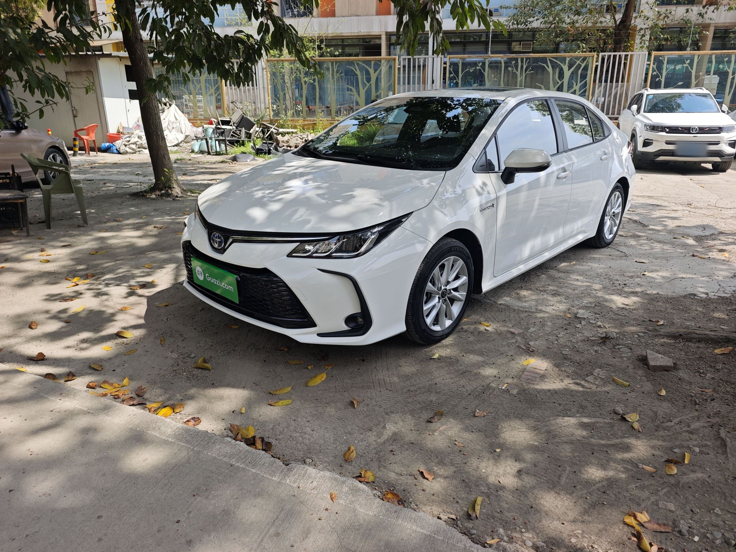 Под передней частью автомобиля