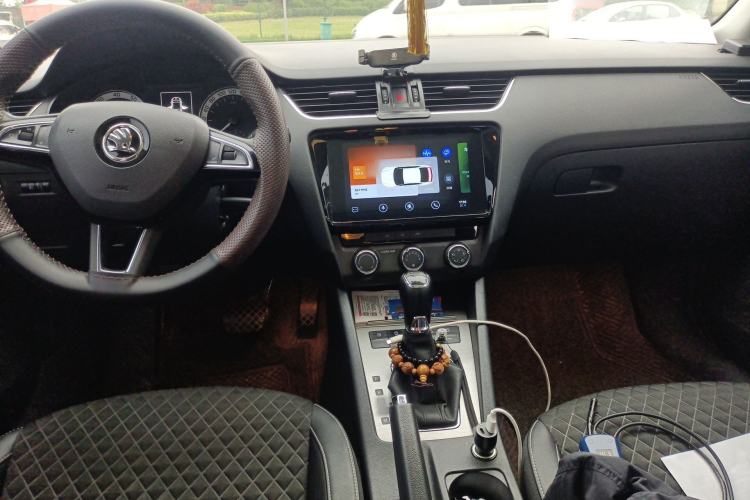 Used Skoda Octavia 2019 1.5L Automatic Smart Drive Luxury Edition China VI Standard Center Console