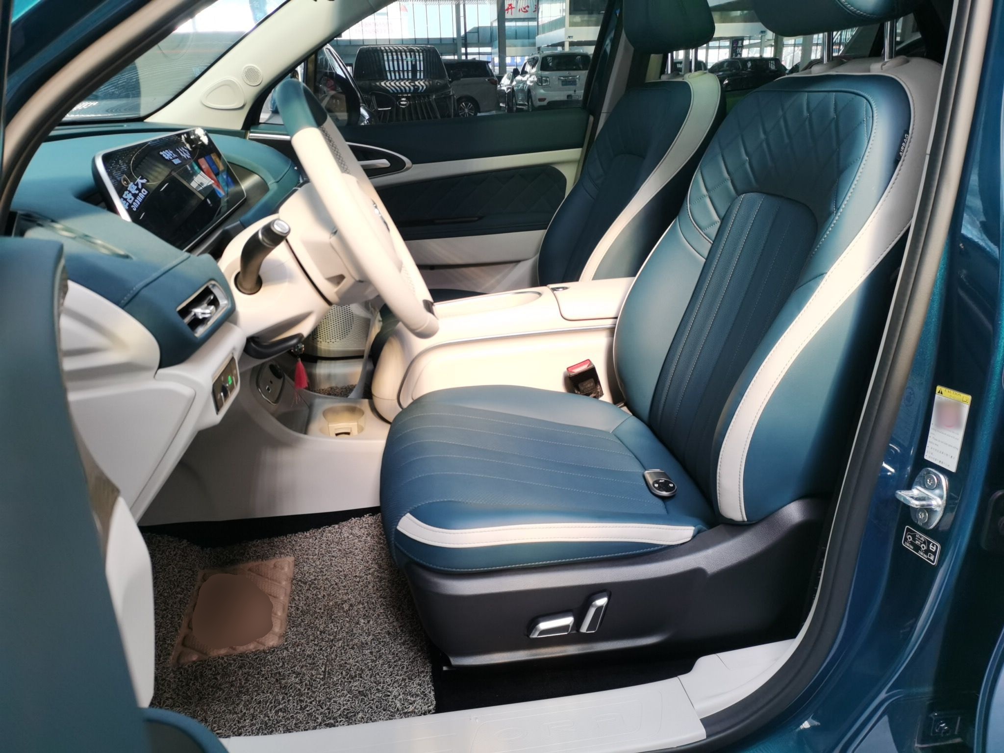 المقاعد الأمامية داخل السيارة