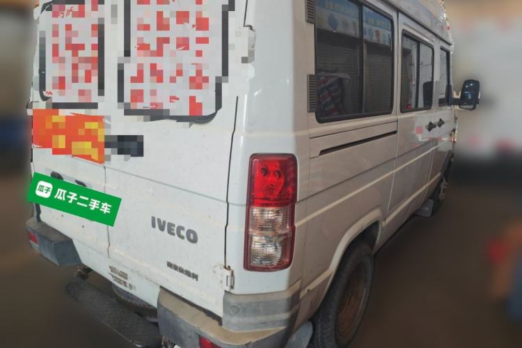 Used Iveco Daily 2020 2.5T A35 Passenger Van with Dual Tires Mid-Roof Design 5-9 Seater Side-Sliding Door China V Emission Standard
