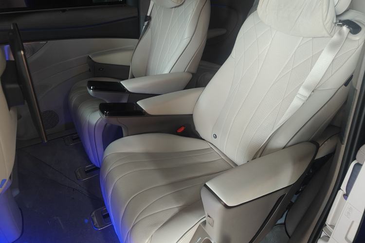 Used Denza D9 2022 DM-i 970 Four-Wheel Drive Flagship Model