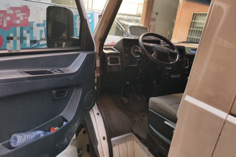 Used Iveco Daily 2021 2.5T A35 M1 Passenger Van 5-9 Seater Short Wheelbase Mid-Roof Design Dual Tires Side Sliding Door