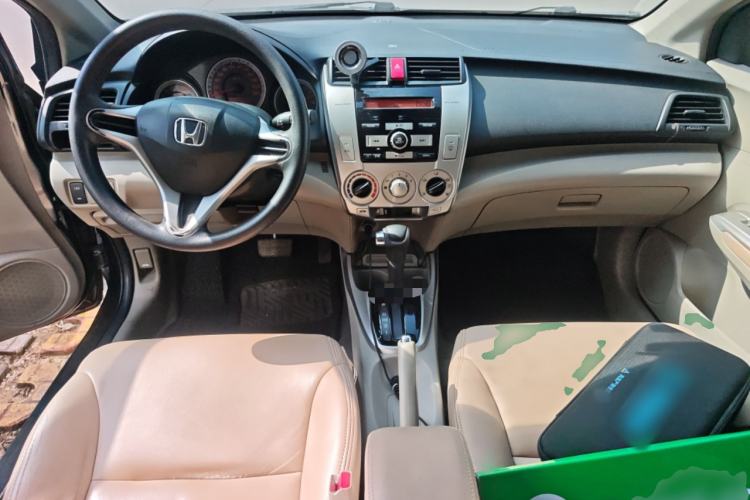 Used Honda City Classic 2011 1.5L Automatic Elite Edition Center Console