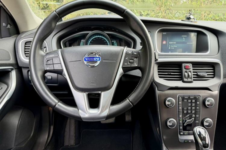 Used Volvo V40 2016 T4 Smart Luxury Edition