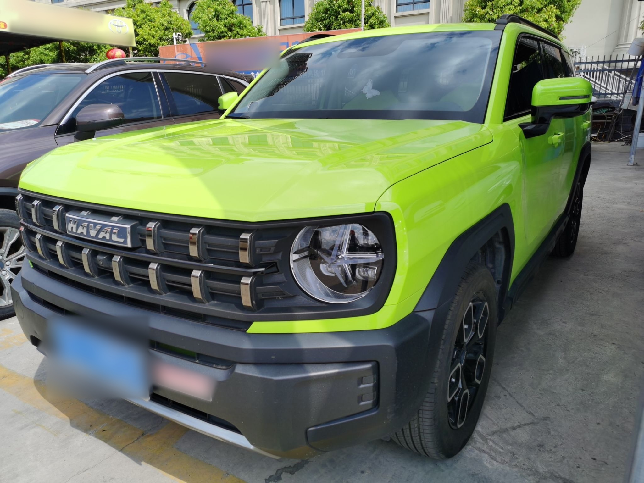 Под передней частью автомобиля