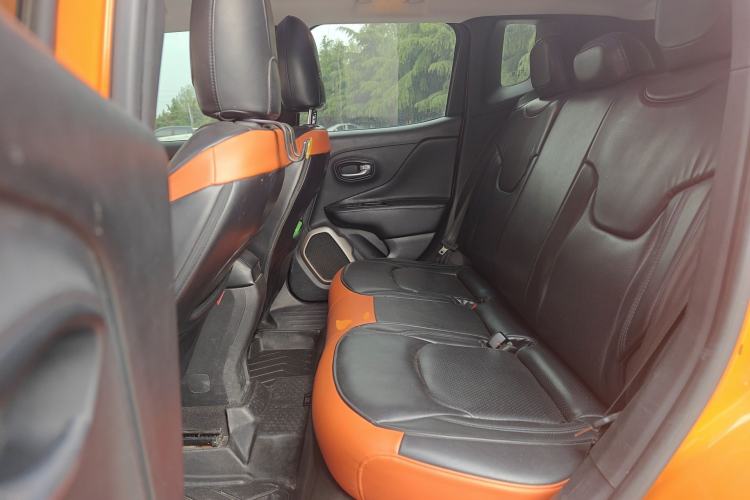 Used Jeep Renegade 2018 Connected Large Screen Version 180T Automatic High-Energy Edition Left Rear Seat