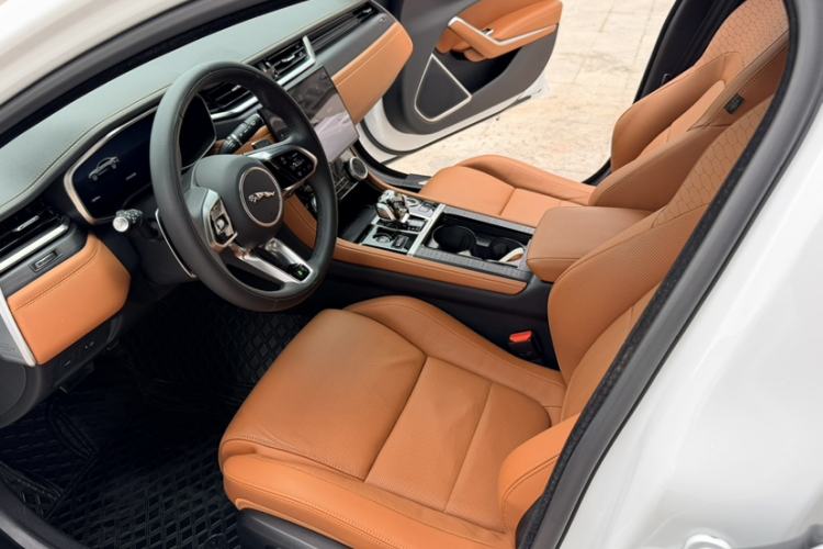 Used Jaguar XFL 2024 2.0T P300 Four-Wheel Drive Flagship Sport Gold Edition Interior 5