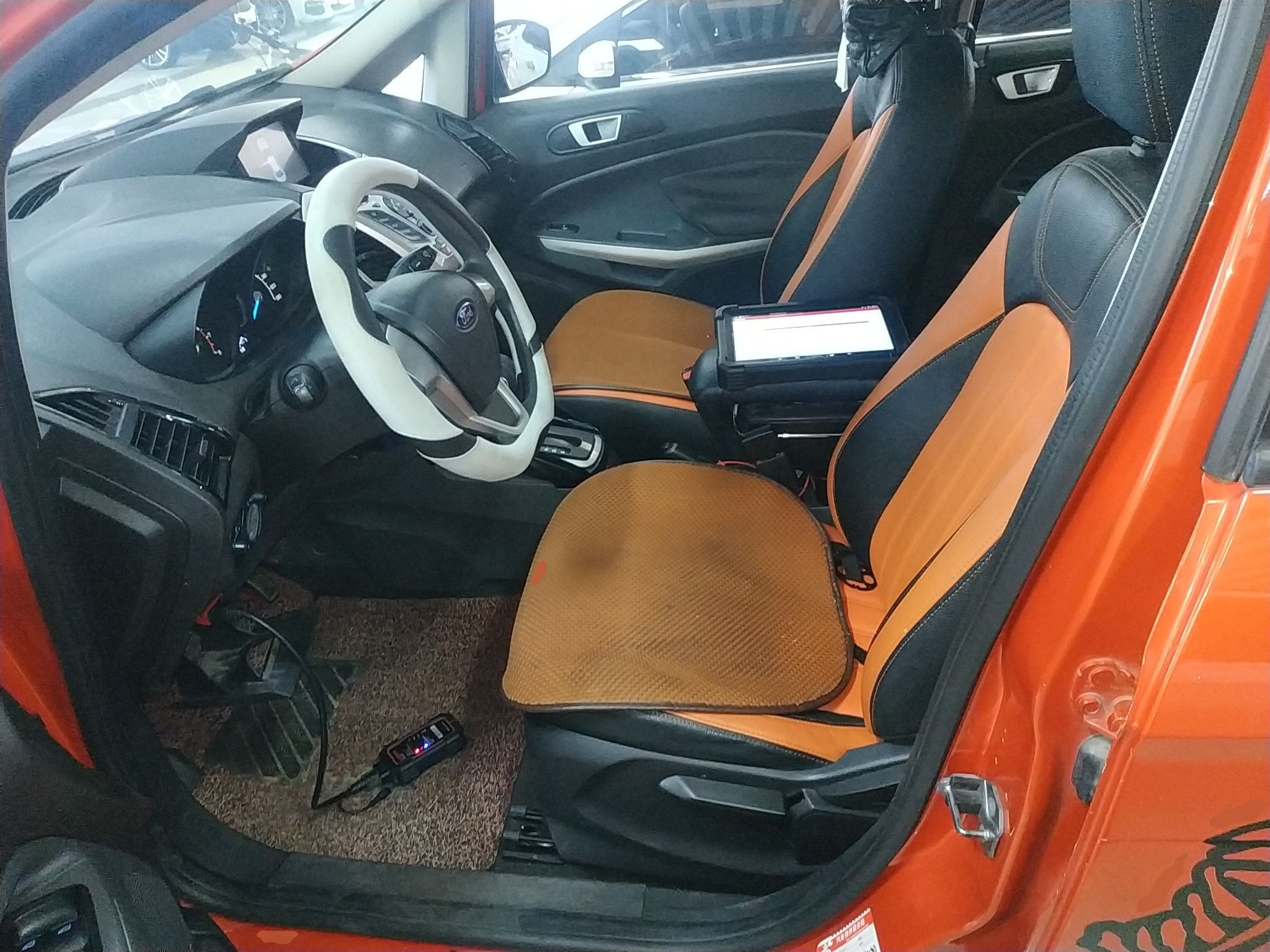 المقاعد الأمامية داخل السيارة