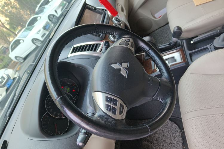 Used Mitsubishi Pajero Sport 2013 3.0L Automatic 4x4 Flagship Edition Steering Wheel