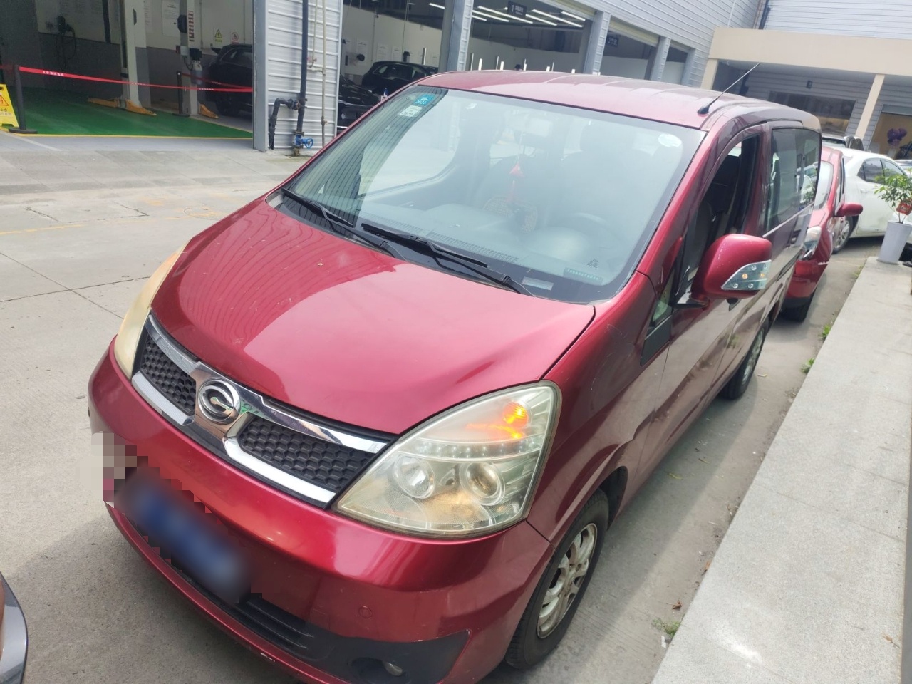 تحت مقدمة السيارة